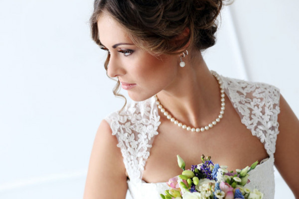 Poartă bijuterii cu perle în ziua nunții tale